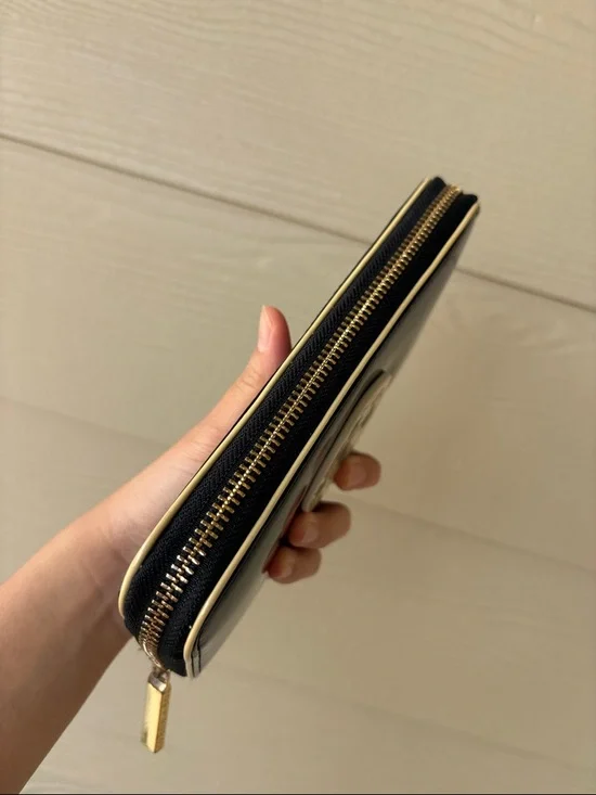 Tory Burch Black Patent Zip-Around Wallet with Logo - Picture 4 of 11